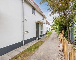 OBVZ bungalow in Oostkapelle, Walcheren, Zeeland met uitnodigend pad en groene omgeving voor een ontspannen vakantieverblijf.