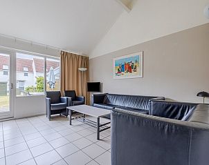 Moderne keuken en eetruimte van bungalow OBVZ in Oostkapelle, Walcheren, Zeeland. Comfortabel vakantiehuis met veel natuurlijk licht.