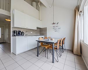 Slaapkamer in OBVZ bungalow in Oostkapelle, Walcheren, Zeeland met comfortabele bedden en natuurlijk lichtinval.