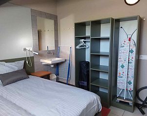 Slaapkamer met moderne kast in ZE322 vakantiehuis, Oostkapelle, Walcheren, Zeeland.