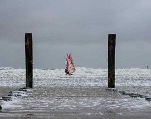 Windsurfen op zee nabij vakantiehuis ZE322, Oostkapelle, Walcheren, Zeeland.