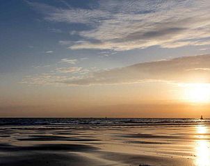 Adembenemende zonsondergang aan het strand nabij ZE322 in Oostkapelle, Walcheren, Zeeland.