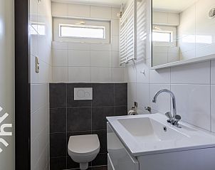 Modern bathroom with shower in vacation home ZE414, Oostkapelle, Walcheren, Zeeland.
