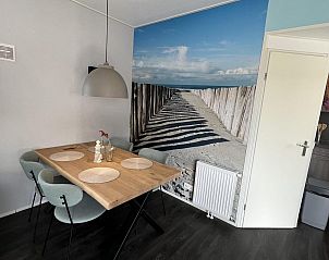 Cozy dining area in VZ652 Chalet Oostkapelle, Zeeland.