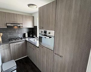 Modern kitchen in VZ652 Chalet Oostkapelle, Walcheren, Zeeland.