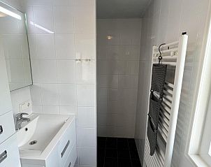 Modern bathroom in VZ652 Chalet Oostkapelle, Walcheren, Zeeland.