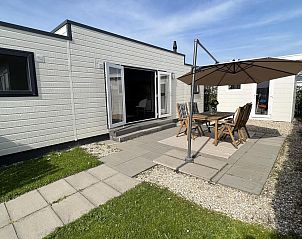 Terrace with garden furniture in VZ652 Chalet Oostkapelle, vacation home in Zeeland.