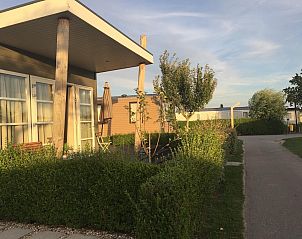 Zonnig terras bij VZ848 Chalet Oostkapelle in Walcheren, Zeeland.