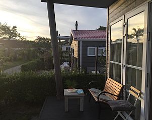Gezellige zitplek op veranda van VZ848 Chalet Oostkapelle, Zeeland.