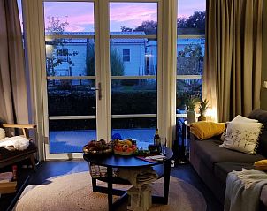 Knusse woonkamer van VZ848 Chalet Oostkapelle met uitzicht op Walcheren, Zeeland.