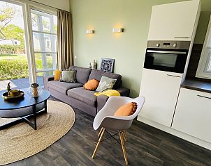 Stijlvolle woonkamer van VZ848 Chalet Oostkapelle in Walcheren, Zeeland.