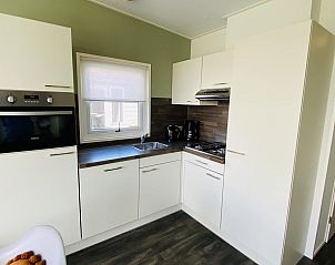 Praktische keuken van VZ848 Chalet Oostkapelle, vakantiehuis in Oostkapelle, Zeeland.