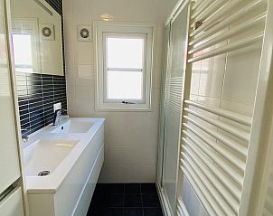 Comfortabele badkamer van VZ848 Chalet Oostkapelle in Walcheren, Zeeland.