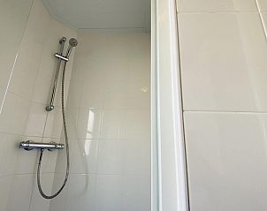 Moderne douche in VZ848 Chalet Oostkapelle, vakantiehuis in Oostkapelle, Zeeland.