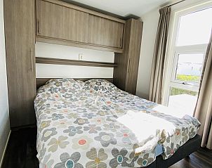 Slaapkamer met tweepersoonsbed in VZ848 Chalet Oostkapelle, Zeeland.