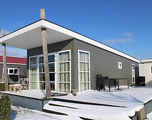 VZ848 Chalet Oostkapelle in de sneeuw, Walcheren, Zeeland.