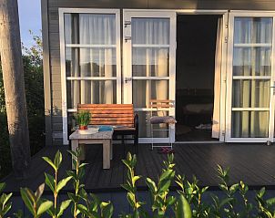 Zithoek op de veranda van VZ848 Chalet Oostkapelle, Zeeland.