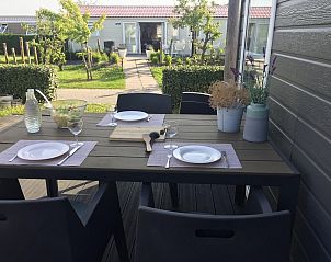 Eettafel buiten bij VZ848 Chalet Oostkapelle, vakantiehuis in Walcheren, Zeeland.