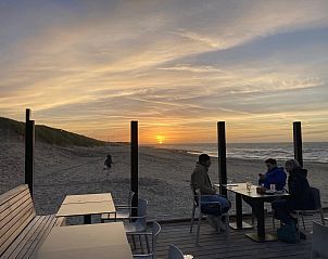 Avondeten bij zonsondergang nabij VZ848 Chalet Oostkapelle, Zeeland.