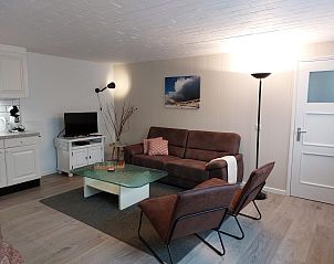 Gezellige woonkamer van VZ118 Appartement Oostkapelle in Zeeland, perfect voor een ontspannen verblijf.