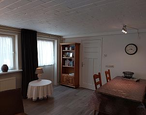 Eetruimte van VZ118 Appartement Oostkapelle op Walcheren, sfeervol ingericht voor een gezellige maaltijd.