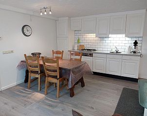 Moderne keuken in VZ118 Appartement Oostkapelle, uitgerust voor een comfortabel verblijf in Zeeland.