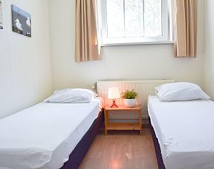 Tweepersoons slaapkamer in VZ118 Appartement Oostkapelle, ideaal voor een ontspannen vakantie in Zeeland.