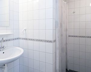 Badkamer van VZ118 Appartement Oostkapelle, voorzien van moderne faciliteiten voor comfort in Walcheren.