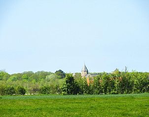 Historisch uitzicht nabij VZ118 Appartement Oostkapelle, met zicht op een kerk in het landschap van Walcheren.