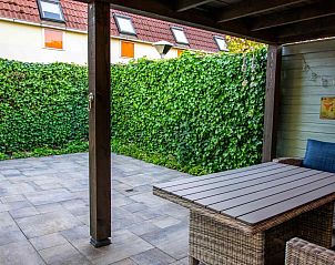 Decorative wall with cocktail theme in vacation home ZE1402 in Oostkapelle, Walcheren, Zeeland.