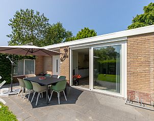 Modern bathroom in vacation home ZE145 in Oostkapelle, Walcheren, with stylish finish.