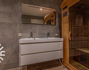 Deck chairs and badminton set in the garden of vacation home ZE145 in Oostkapelle, Walcheren.