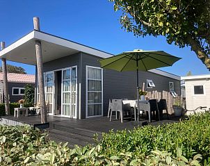 ZE1593 vakantiehuis in Oostkapelle met zonnig terras en groene omgeving op Walcheren, Zeeland.