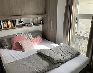 Lichte slaapkamer in ZE1593 vakantiehuis Oostkapelle, Walcheren, met zonnige decoratie.