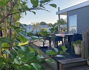 Knusse woonkamer in ZE1593 vakantiehuis, Oostkapelle, Walcheren, met uitzicht op terras.