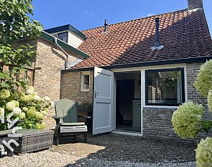 Ingang van vakantiehuis ZE049 in Oostkapelle, Walcheren, Zeeland met verhuurbord.