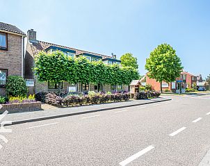 Badkamer en trap in vakantiehuis ZE049, Oostkapelle, Walcheren, Zeeland voor comfort.