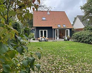 Vakantiehuis ZE1676 in Oostkapelle met een groene tuin en terras in Walcheren, Zeeland.