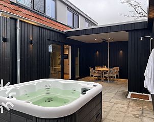 Entspannen Sie sich im luxurisen Whirlpool des Ferienhauses ZE1681, das im malerischen Oostkapelle in Walcheren, Zeeland, liegt.