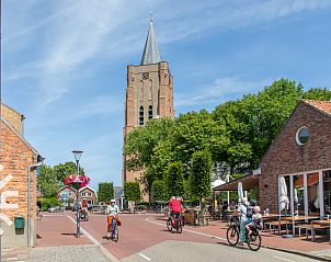 Genieen Sie den Strand im Ferienhaus ZE1681 in Oostkapelle, Walcheren, Zeeland, mit farbenfrohen Strandhusern und einem klaren blauen Himmel.