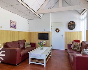 Gezellige woonkamer in vakantiehuis ZE187, Oostkapelle, Walcheren met comfortabele zitplaatsen.