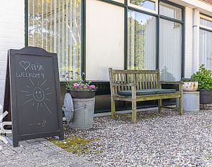Welkomstbord en zitbankje bij vakantiehuis ZE187 in Oostkapelle, Walcheren, Zeeland.