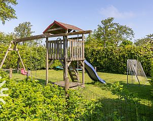 Speeltuin in de tuin van vakantiehuis ZE187, Oostkapelle, Walcheren, ideaal voor kinderen.