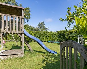 Glijbaan in de tuin van vakantiehuis ZE187, Oostkapelle, Walcheren, perfect voor spelende kinderen.