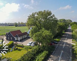 Luchtfoto van vakantiehuis ZE187 in Oostkapelle, Walcheren, omgeven door groen.