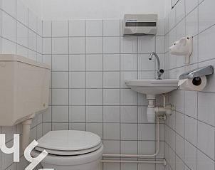 Slaapkamer met tweepersoonsbed in vakantiehuis ZE187, Oostkapelle, Walcheren, Zeeland.