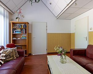 Woonkamer met boekenplank in vakantiehuis ZE187, Oostkapelle, Walcheren, Zeeland.
