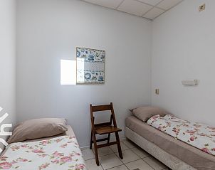 Slaapkamer met eenpersoonsbedden in vakantiehuis ZE187, Oostkapelle, Walcheren, Zeeland.