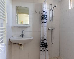 Douche in de badkamer van vakantiehuis ZE187, Oostkapelle, Walcheren, praktische voorzieningen.