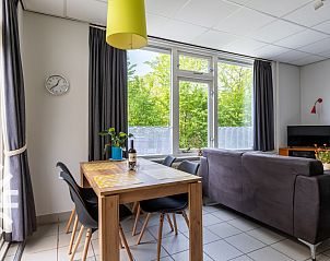 Slaapkamer met tweepersoonsbed in vakantiehuis ZE228, Oostkapelle, Zeeland.